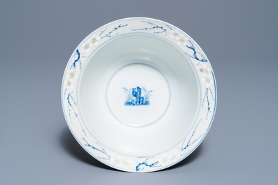 Un bol en porcelaine de Chine bleu, blanc et rouge, marque de Chenghua, Kangxi